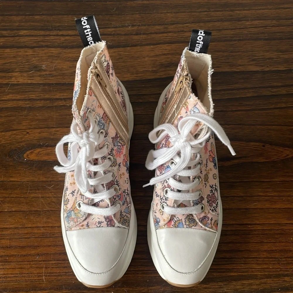 Vaddia #thebrandofthecat floral zip up lace up platform high top sneaker NWOT